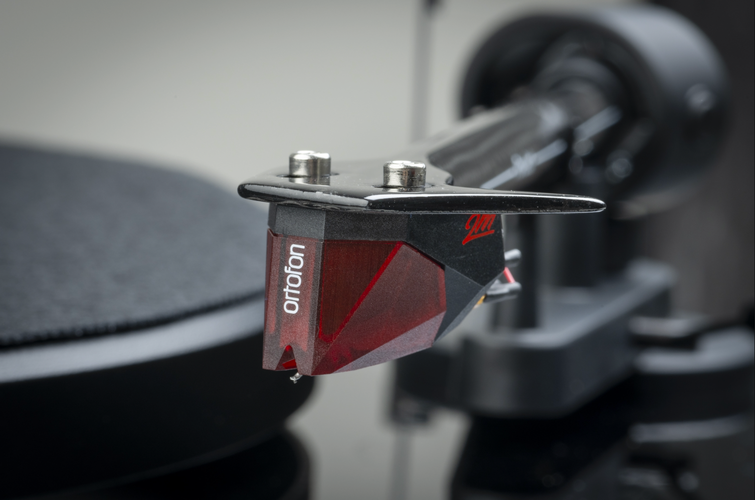 ProJect Debut E Carbon Turntable with Ortofon 2M Red cartridge in black, cartridge closeup