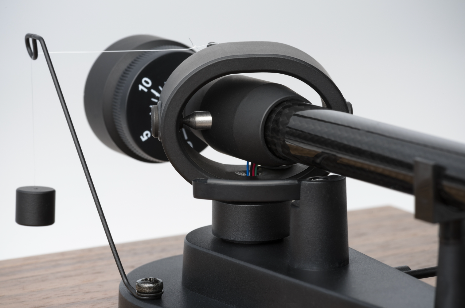 ProJect Debut E Carbon Turntable with Ortofon 2M Red cartridge in black, pivot