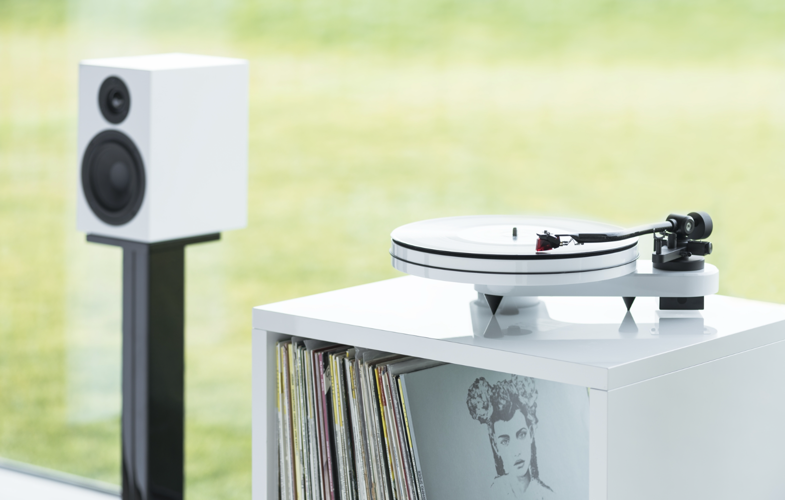 ProJect RPM 1 Carbon Turntable with Ortofon 2M Red Cartridge