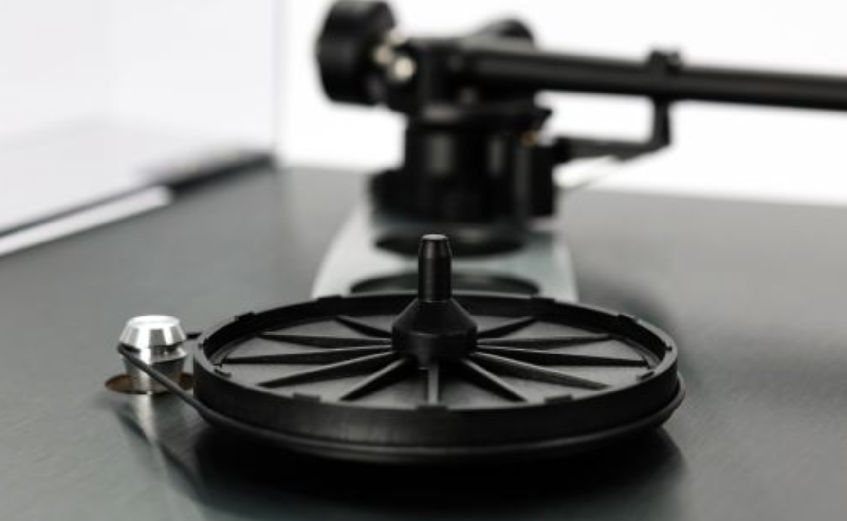 Rega Planar 3 RS Special Edition with ND5 in Brushed Aluminium Black without dustcover. Closeup of pulley