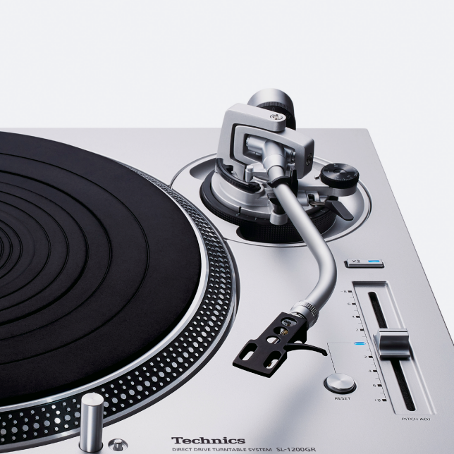 Technics SL 1200GREB Grand Class Turntable in silver. Tonearm image