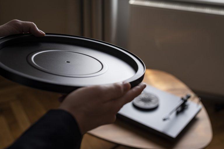 ProJect Audio Systems Turntables ProJect Debut Carbon EVO Turntable (High Gloss Red) with Ortofon 2M Red Cartridge