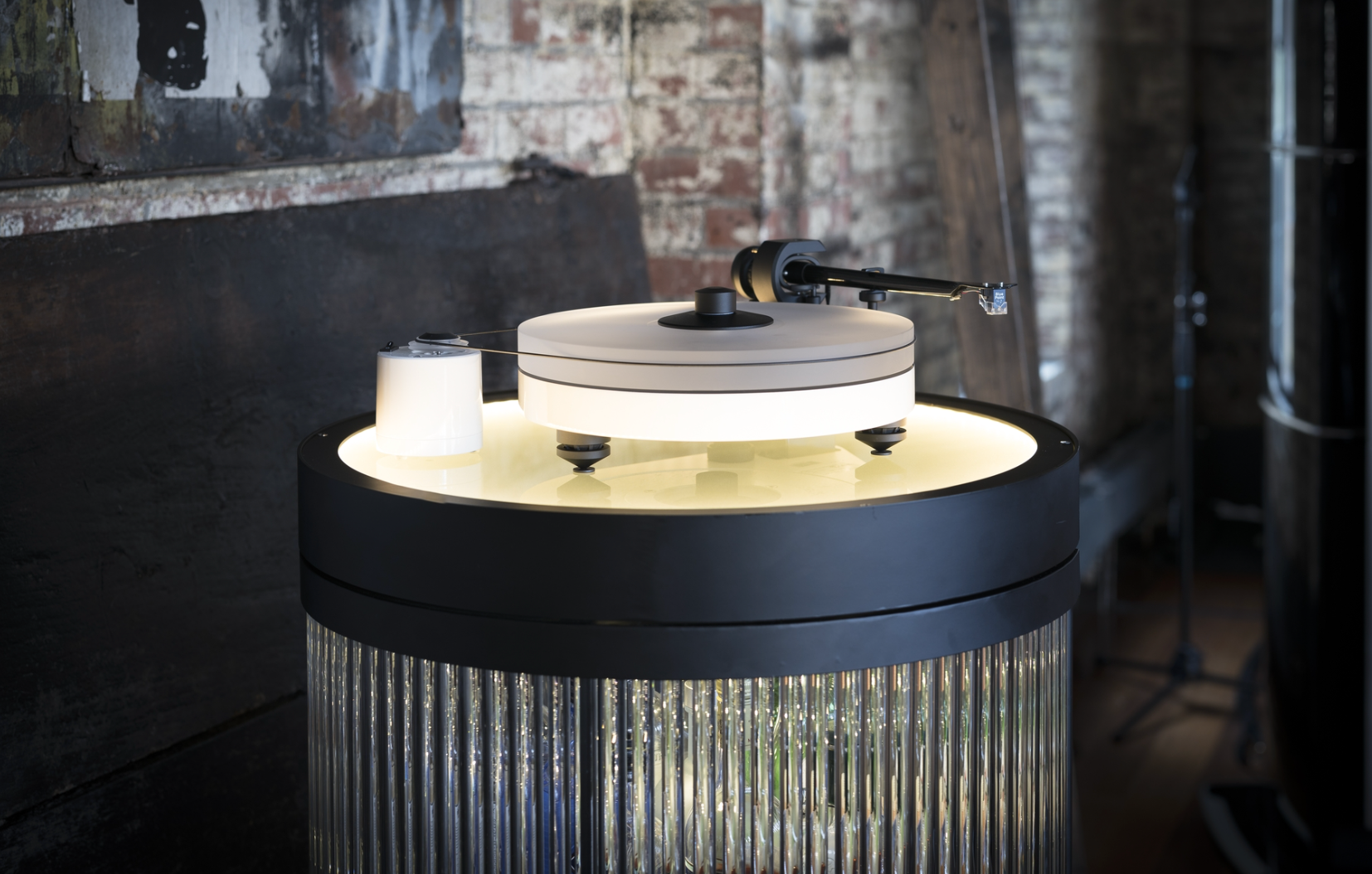 ProJect RPM 5 Carbon Turntable with Ortofon 2M Bronze Cartridge in Gloss White, lifestyle image