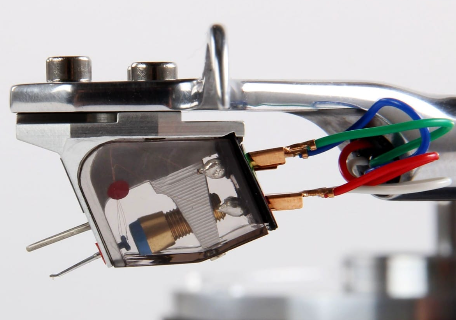 Rega Apheta 3 MC Cartridge, mounted closeup