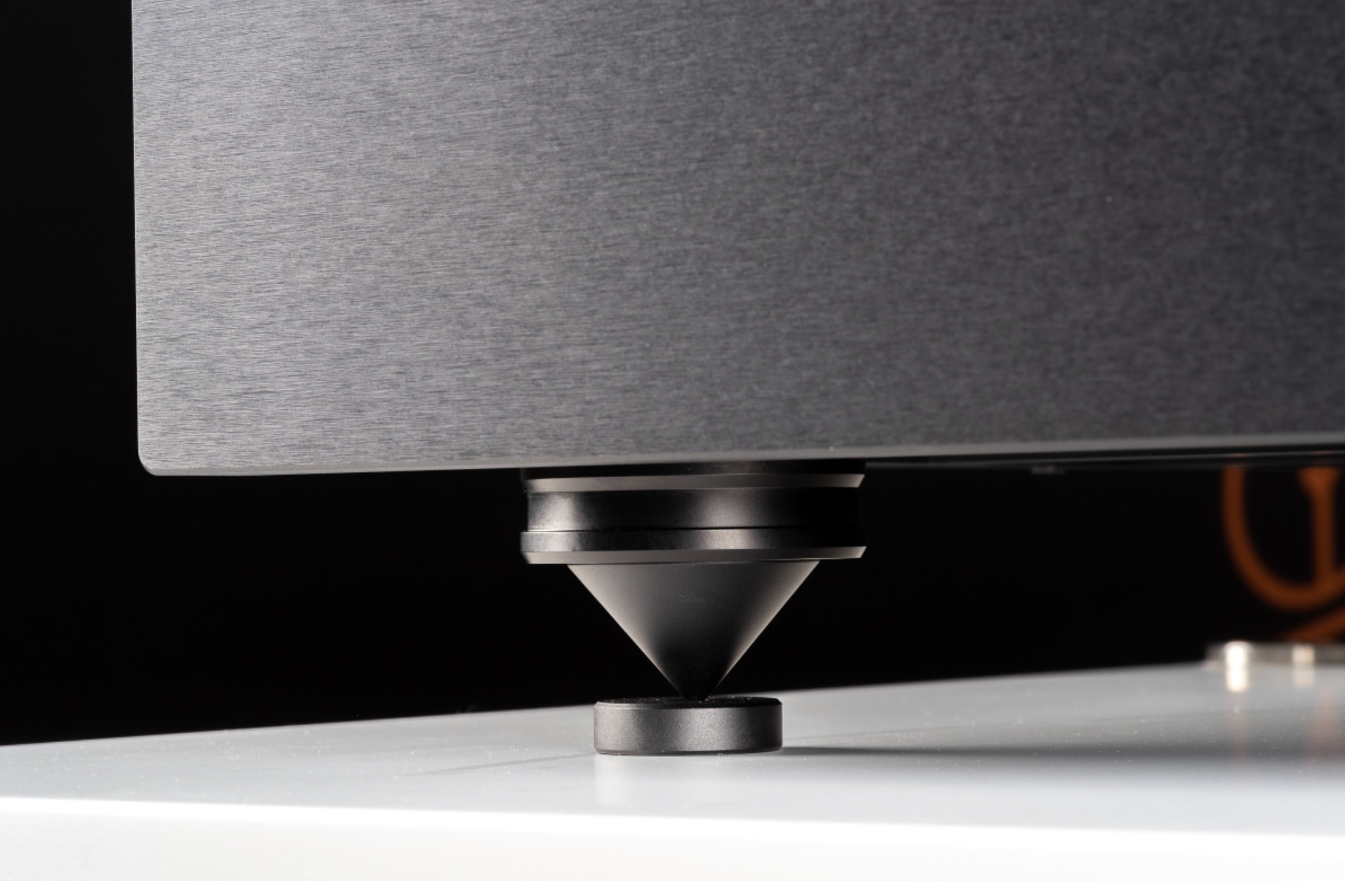 Canor Virtus M1 Vacuum Tube Power Amplifier in Black. Image of feet