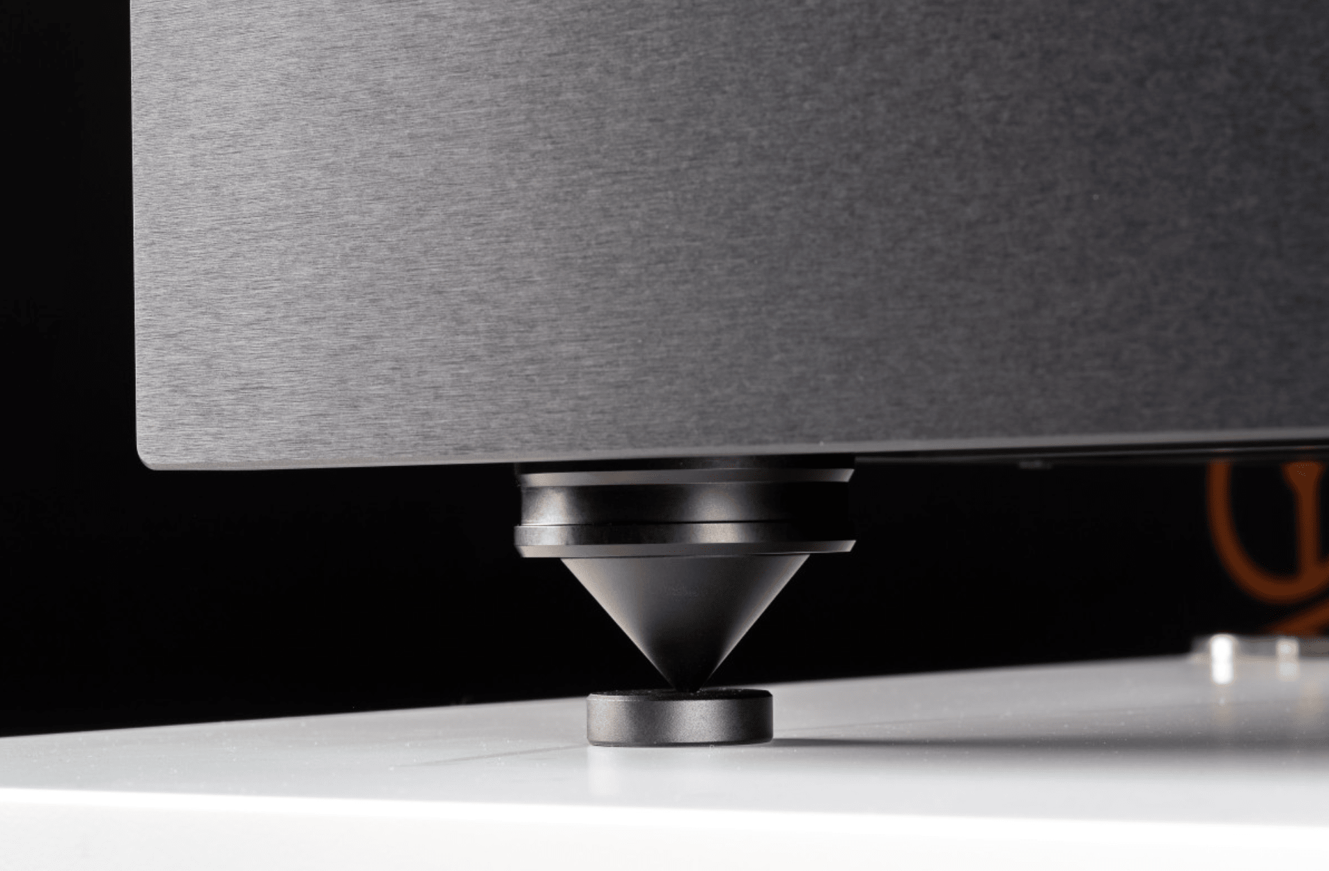 Canor Virtus M1 Vacuum Tube Power Amplifier in Black. Image of feet