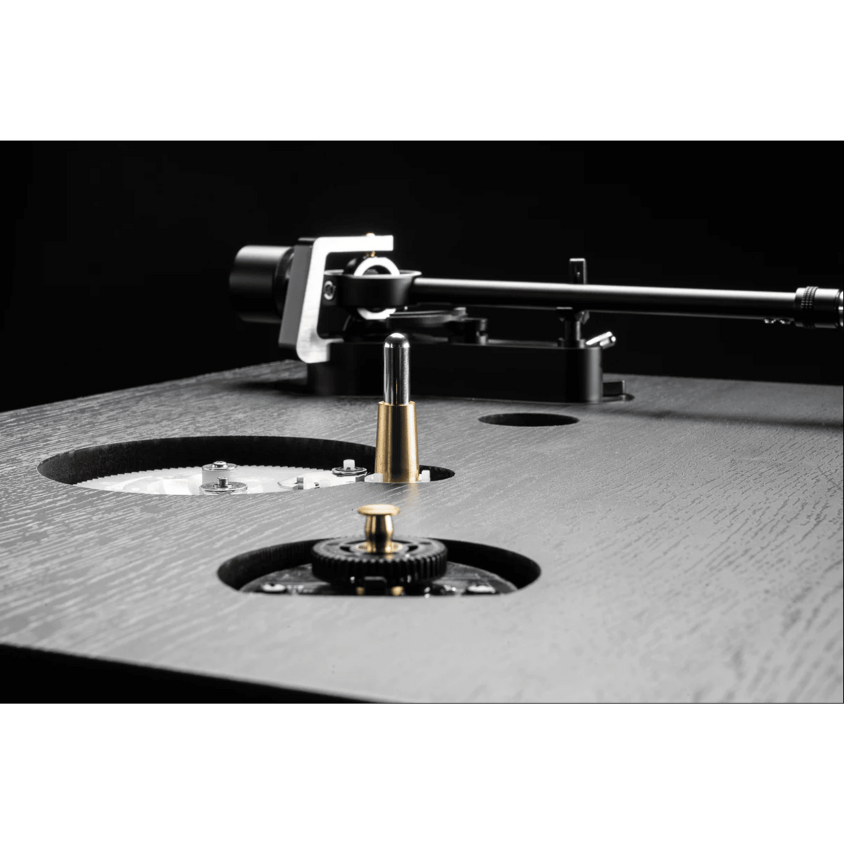 Dual CS-529 BT Automatic Turntable in Blackwood, under the platter