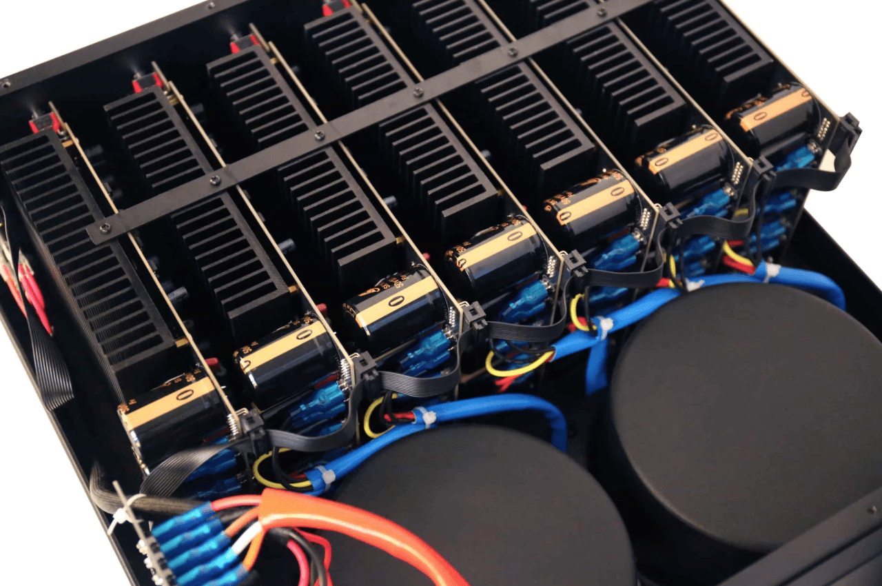 IOTA VX AVXP 7-230 7-Channel Power Amplifier, inside view