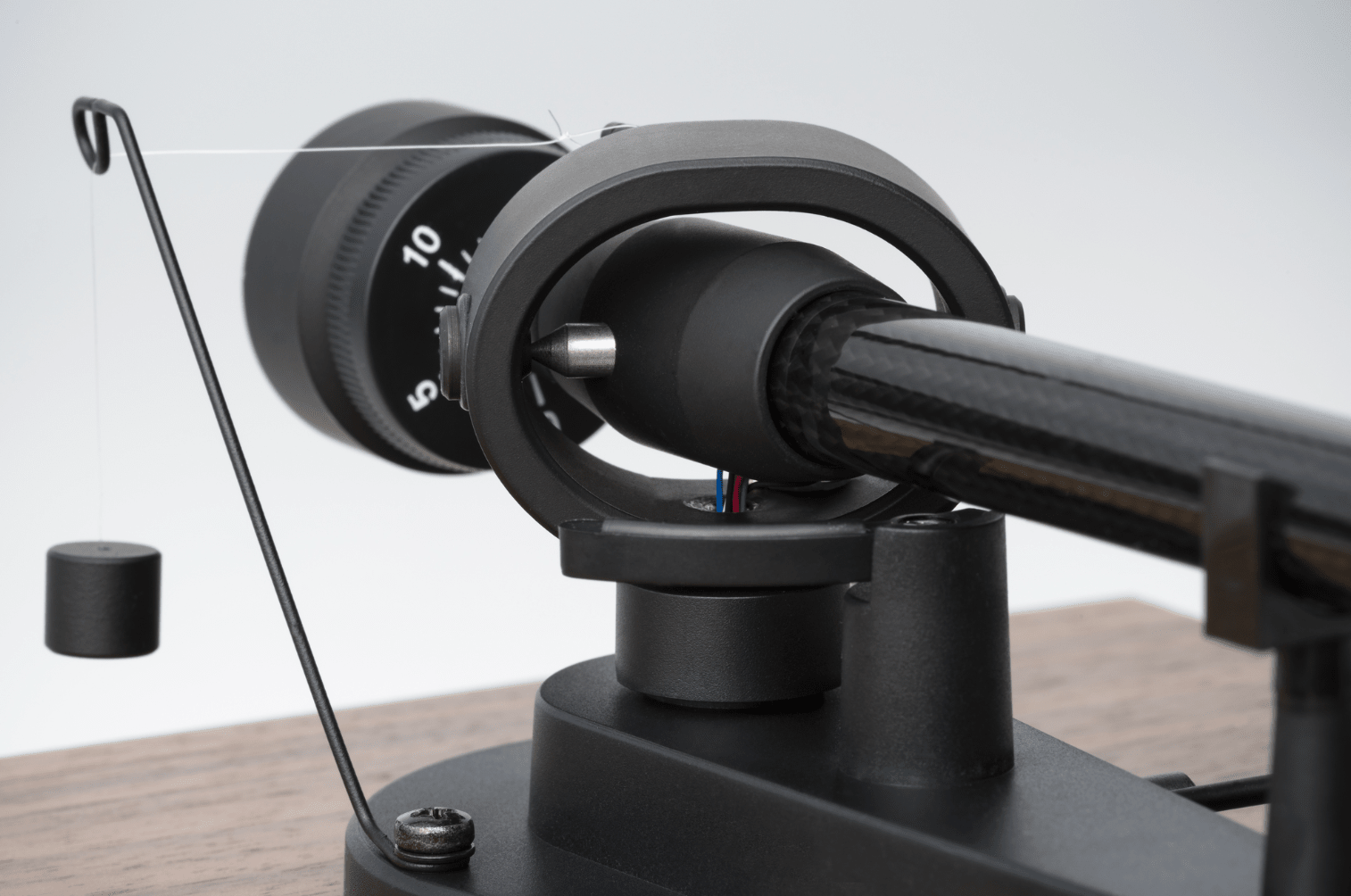 ProJect Debut E Carbon Turntable with Ortofon 2M Red cartridge in black, pivot