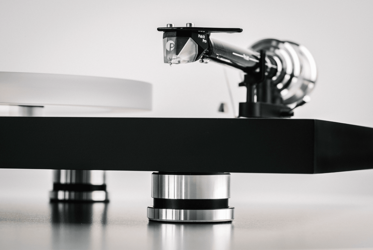 ProJect Debut Reference 10 Turntable with Pick it PRO B Cartridge, closeup
