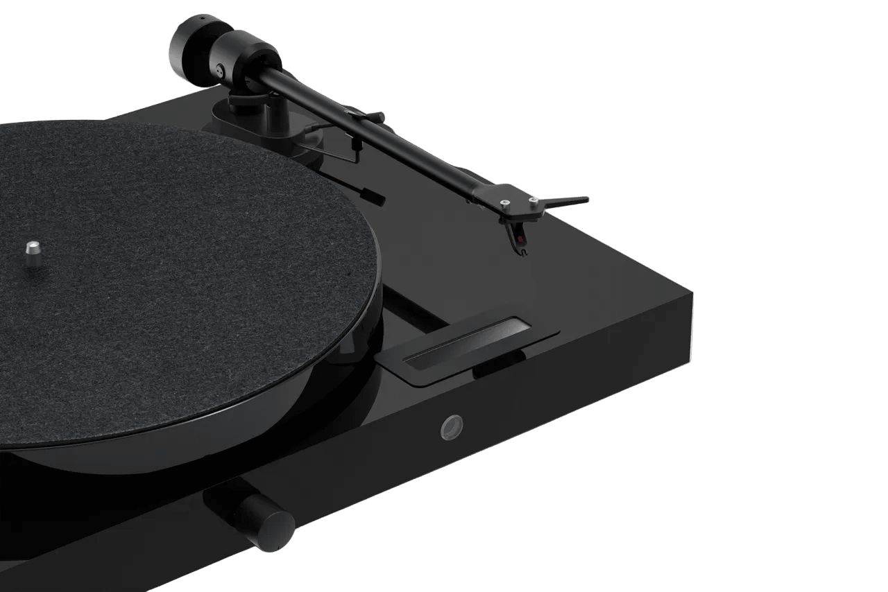 Project Juke Box E1 Turntable with Ortofon OM5e Cartridge in High Gloss black, close up of tonearm